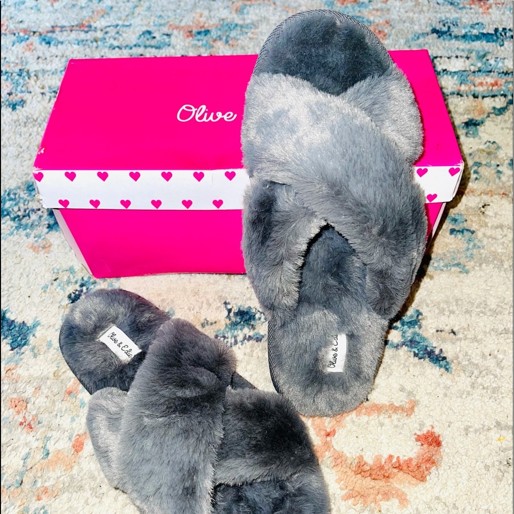 New crossover slippers. Girls size 4/5